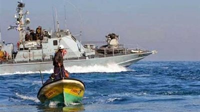 البحرية الإسرائيلية تطلق النار على صيادين فلسطينيين في بحر خان يونس 