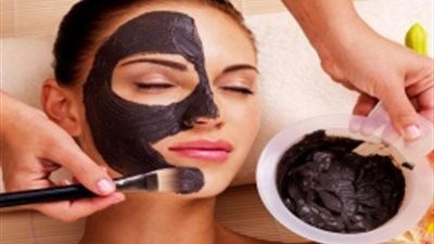 إليكِ أهمّ استخدامات كبسولات الفحم للعناية بجمالك
