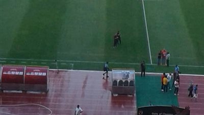 صور.. الأهلي يعاين أرضية ملعب برج العرب