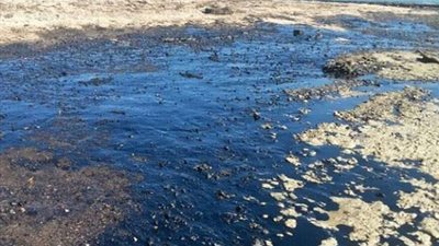 أخرهم انتشار بقعة زيت على شواطئها.. 4 كوارث حولت 