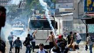 اندلاع اشتباكات بين الشرطة الفنزويلية ومتظاهرين ضد حكومة الرئيس مادورو
