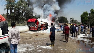 بالفيديو والصور.. اندلاع النيران بـ3 سيارات أمام محطة وقود بأسيوط