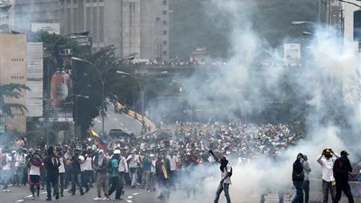 اندلاع أعمال عنف في مسيرة مناهضة للرئيس الفنزويلي بكراكاس
