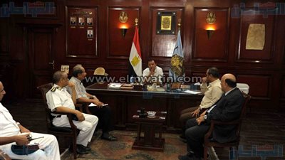 بالصور.. محافظ الأقصر يشكل لجنة لنقل المراسي المتراكمة بكورنيش النيل