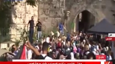 بالفيديو.. الفلسطينيون يدخلون المسجد الأقصى بعد فتح باب حطة