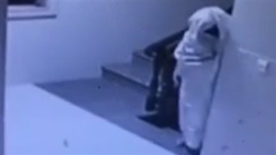 بالفيديو.. لص يتحول إلى شبح من أجل السرقة 