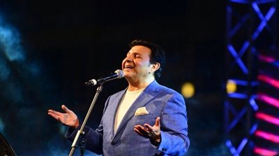بالصور.. أمير الغناء العربى يُحيي حفلًا كامل العدد بنادى سموحة بالإسكندرية