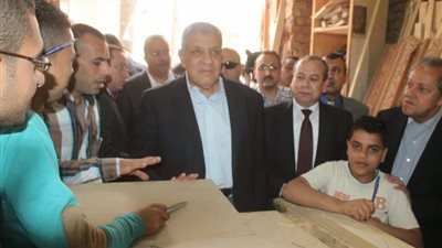 إبراهيم محلب ووزير الصناعة يتفقدان مدينة الجلود بالروبيكي