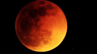 بالفيديو.. خسوف القمر في ليلة استثنائية بالعالم العربي