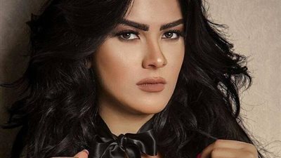 صورة.. ياسمينا المصري برفقة أختها على البحر