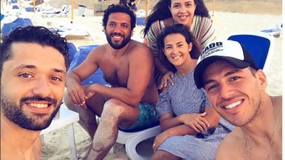 رامي رضوان ينشر صورة بصحبة دنيا وإيمي سمير غانم وكريم عبد العزيز