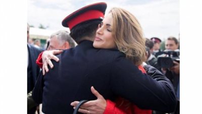 بالصور.. ماذا ارتدت الملكة رانيا في تخرّج ابنها