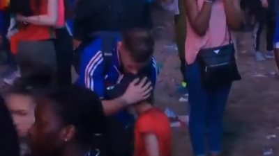بالفيديو.. طفل برتغالي يبهر العالم بتصرفه مع مشجع فرنسي