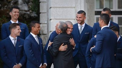 رئيس البرتغال يستقبل منتخب بلاده ويمنح اللاعبين وسام 