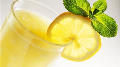 فوائد شرب كوب من الماء الساخن مع عصير الليمون يوميًا