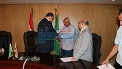 بالصور.. محافظ الفيوم يوزع شيكات دعم الأنشطة لمراكز الشباب بقيمة 567 ألف جنيهًا