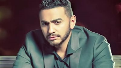 الفنان تامر حسني يغادر مطار القاهرة متوجها إلى المغرب