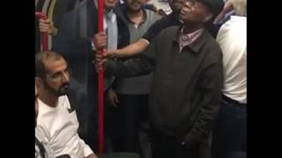 بالفيديو.. حاكم إمارة دبي ونجله بين الركاب في مترو لندن