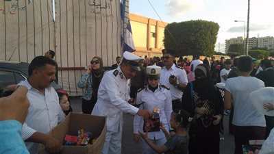 بالصور.. الشرطة توزع 