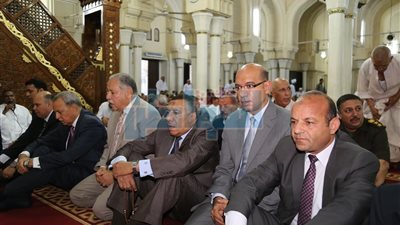 بالصور.. محافظ قنا يؤدى صلاة عيد الأضحي بمسجد عبد الرحيم القنائى