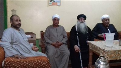 بالصور.. أسقف إيبارشية دشنا بقنا يهنئ المسلمين بعيد الأضحى في منازلهم