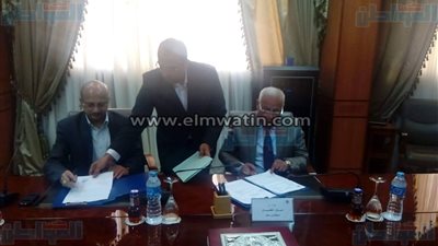بالصور.. توقيع عقد ملكية أرض بين محافظة بورسعيد وشركة هندية