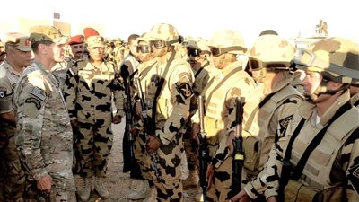 بالصور.. قائد القيادة المركزية الأمريكية يتفقد تدريبات 