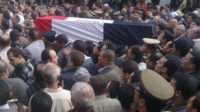 المئات يشيعون جثمان شهيد 