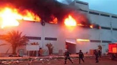 التفاصيل الكاملة لحريق مصنع بلاستيك بأكتوبر..  الدفع بـ20 سيارة إسعاف.. و3 خزانات مياه لدعم الحريق