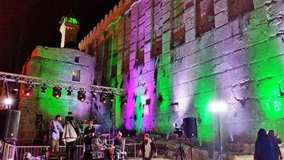 احتفالات صاخبة للمستوطنين في محيط الحرم الإبراهيمي
