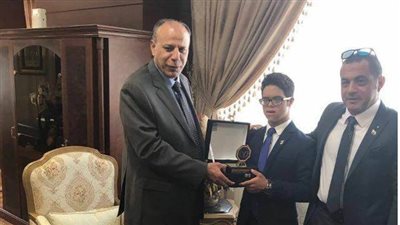 مساعد وزير الداخلية يكرم الشاب محمد الحسيني 