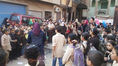 بالصور.. طلاب مدرسة بالغربية يحيون العلم وسط الطريق 
