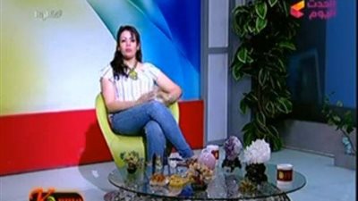 بالفيديو.. مذيعة تتوهم قدرتها على تغيير مسار إعصار أمريكا