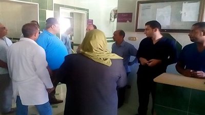 بالصور.. رئيس مدينة رأس غارب يشن جولة مفاجئة بالمدينة