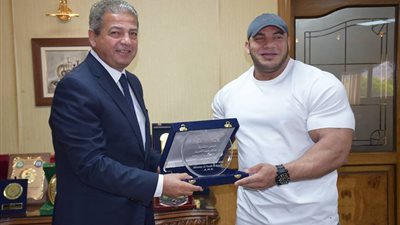وزير الرياضة يكرم ممدوح السباعي بطل كمال الأجسام 