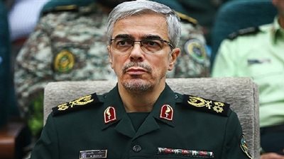 بالصور.. رئيس الأركان الإيراني يتفقد خطوط القتال في حلب 