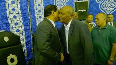 بالصور.. محافظ الغربية يقدم واجب العزاء لأسرة النقيب 