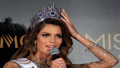 ملكة جمال الكون من مطار القاهرة: 