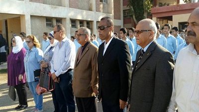 بالصور.. السكرتير العام لبورسعيد يشارك طلاب السادات للثانوية العسكرية وقفة الحداد