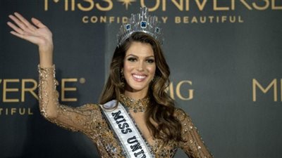 بالفيديو .. ملكة جمال الكون في الأهرامات 