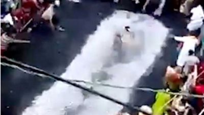 بالفيديو.. النيران تأكل امرأة باحتفال ديني في الهند 