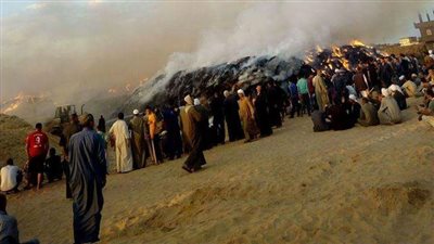 بالصور.. حريق هائل يلتهم نصف فدان قش أرز بالشرقية