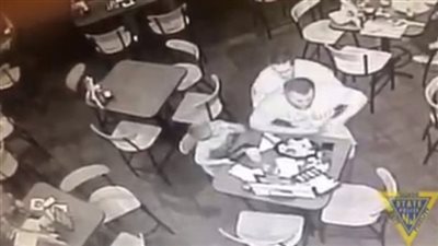 بالفيديو.. ضابط ينجح في إنقاذ رجل من الموت 