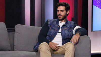 الفنان طارق صبري يقدم عرض 