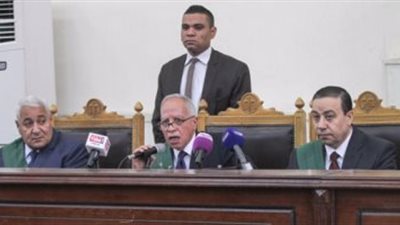 محاكمة 14 متهمًا في 