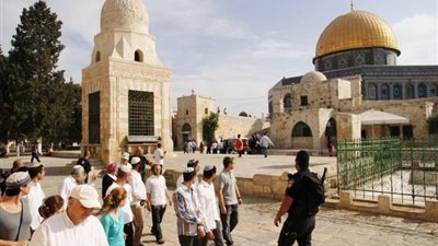 اقتحامات جديدة للمسجد الأقصى ومصادرة لخريطة 