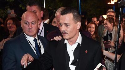 بالصور.. جوني ديب في حالة سكر بالعرض الأول لفيلمه الجديد