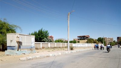 بالصور.. كشك كهرباء يثير الرعب بين الطلاب بالوادي الجديد