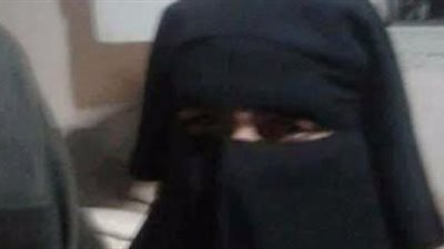 أهالي كفر صقر يتحفظون على شاب يرتدي نقاب أثناء محاولته خطف طفلة