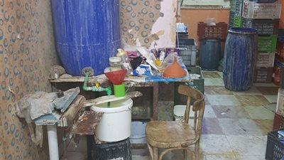 ضبط صاحب مخزن وعامل وبحوزتهما كمية من المنظفات مجهولة المصدر الأميرية